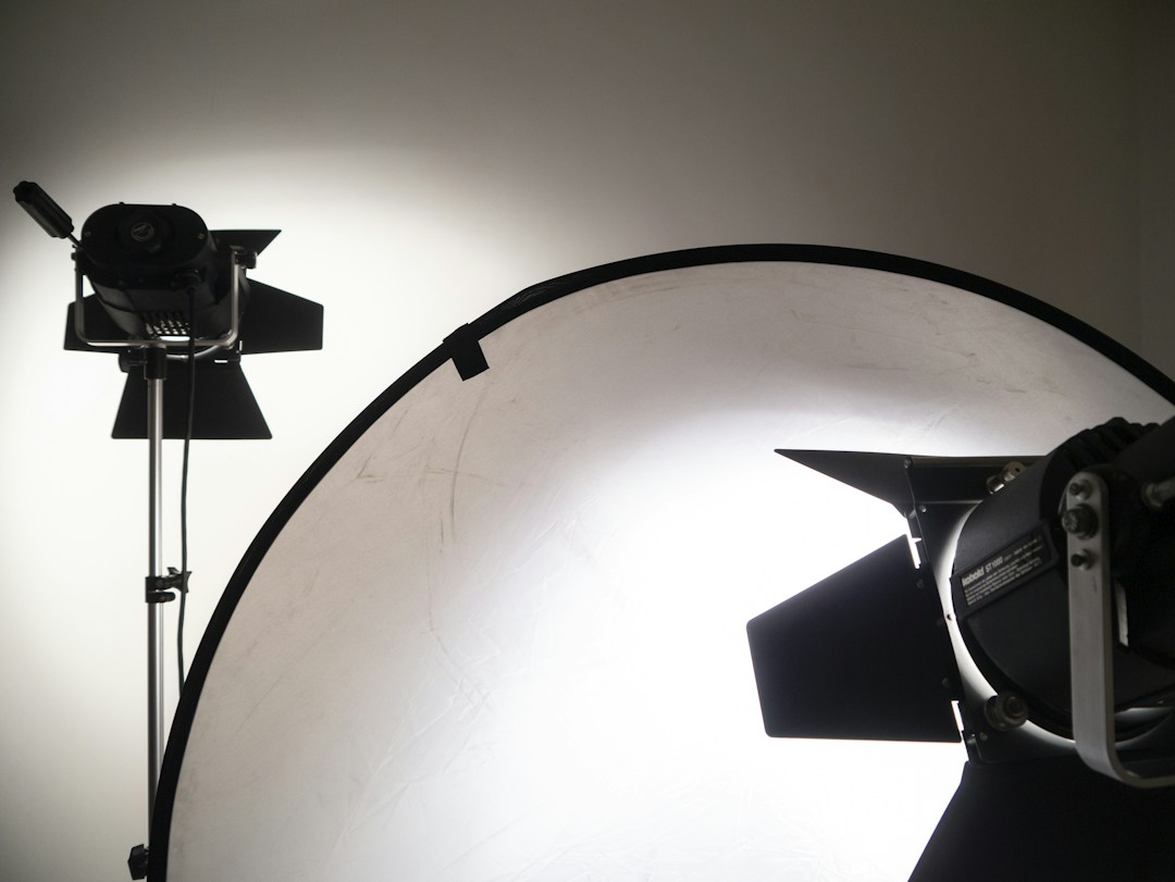 Studio lights arranged around a bright reflector